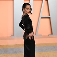 Tampak depan, gaun hitam Saint Laurent yang membungkus tubuh Zoë Kravitz terlihat sangat tertutup. Namun di bagian belakang, ia memberi sedikit kejutan. (Foto: Doug Peters/PA Images via Getty Images)