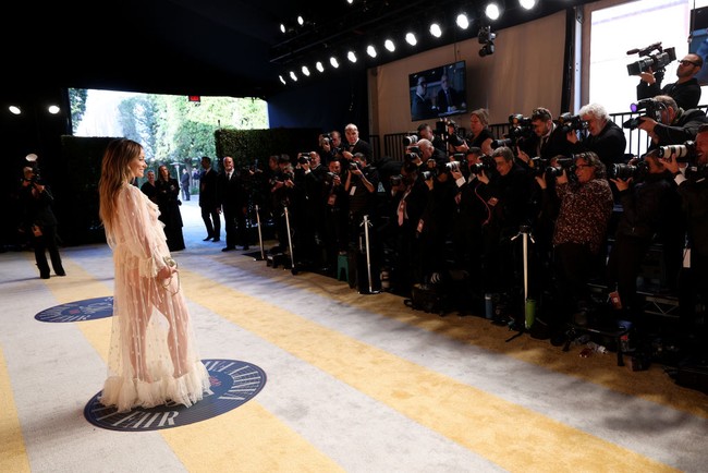 Olivia Wilde mencuri atensi berkat gaun Chloé yang dipakainya. (Foto: Phillip Faraone/VF25/Getty Images)