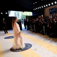 Olivia Wilde mencuri atensi berkat gaun Chloé yang dipakainya. (Foto: Phillip Faraone/VF25/Getty Images)