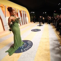 Atensi langsung tertuju pada Megan Thee Stallion saat sang rapper berjalan dengan gaun hijau yang mengekspos bagian dada. (Foto: hillip Faraone/VF25/Getty Images)