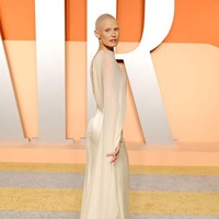 Model Italia Bianca Balti bersolek dalam balutan Fendi Couture dengan atasan tipis. (Foto: Neilson Barnard/Getty Images)