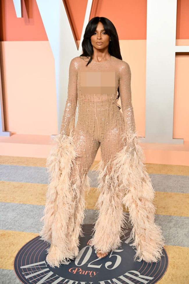 Penyanyi Ciara menghadiri Vanity Fair Oscar Party 2025 dalam balutan gaun transparan Dsquared2. (Foto: Lionel Hahn/Getty Images)