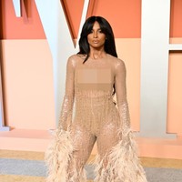 Penyanyi Ciara menghadiri Vanity Fair Oscar Party 2025 dalam balutan gaun transparan Dsquared2. (Foto: Lionel Hahn/Getty Images)