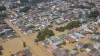 Foto udara banjir merendam perumahan Pondok Gede Permai, Jatirasa, Bekasi, Jawa Barat, Selasa (4/3/2025). Menurut data BPBD Kota Bekasi terdapat 20 titik banjir di Bekasi akibat luapan sungai di Bekasi dengan ketinggian 20 - 300 cm. ANTARA FOTO/Fakhri Hermansyah. 