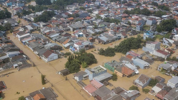 Foto Udara Banjir di Kota Bekasi Menurut data BPBD Kota Bekasi terdapat 20 titik banjir di Bekasi akibat luapan sungai. Begini potretnya dari udara.