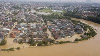 Foto udara luapan air sungai yang merendam perumahan Kemang IFI, Jatirasa, Bekasi, Jawa Barat, Selasa (4/3/2025). Menurut data BPBD Kota Bekasi terdapat 20 titik banjir di Bekasi akibat luapan sungai di Bekasi dengan ketinggian 20 - 300 cm. ANTARA FOTO/Fakhri Hermansyah. 