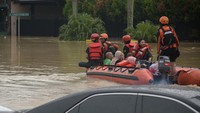 Petugas Basarnas Kota Bekasi menggunakan perahu karet mengevakuasi warga terdampak banjir akibat luapan air dari Kali Bekasi di perumahan Kemang Pratama, Bekasi, Selasa (4/3/2025). Ketinggian air akibat banjir di sejumlah lokasi di perumahan tersebut mencapai lebih dari 120 cm. ANTARA FOTO/Paramayuda. 