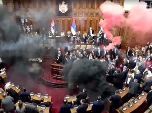 Video: Parlemen Serbia Chaos, Partai Oposisi Lempar Granat Asap di Tengah Rapat