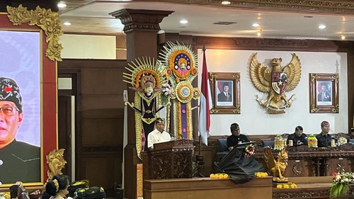 Gubernur Bali, Wayan Koster, menyampaikan pidato pertama dalam rapat paripurna DPRD Bali, Selasa (4/2/2025). (Rizki Setyo/detikBali)