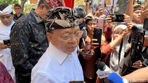 Gubernur Bali Wayan Koster usai menghadiri sidang paripurna DPRD Bali, Selasa (4/3/2025). (Rizki Setyo)