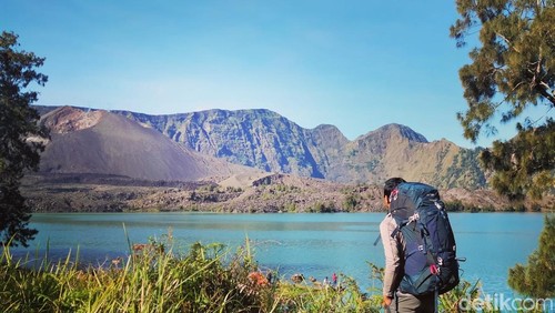 Ilustrasi pendaki di Gunung Rinjani.