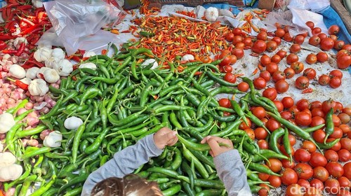 Harga cabai di Kota Mataram tembus Rp 210 ribu per kg, Senin (3/3/2025). Nathea Citra/detikBali)