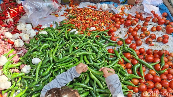 Harga cabai di Kota Mataram tembus Rp 210 ribu per kg, Senin (3/3/2025). Nathea Citra/detikBali)