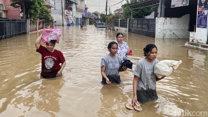 Hingga sore ini, banjir masih merendam Perumahan Pondok Gede Permai (PGP), Jatiasih, Bekasi, Jawa Barat. Ini penampakannya.