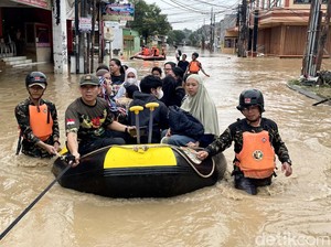 Video: Banjir Melumpuhkan Bekasi, Air Masuk Mal hingga Jembatan Amblas
