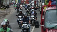 Kendaraan roda dua pun nekat melawan arah guna menghindari macet.