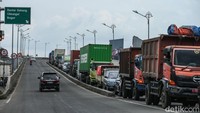 Banjir yang merendam sejumlah kawasan di Kota Bekasi membuat jalanan macet. 