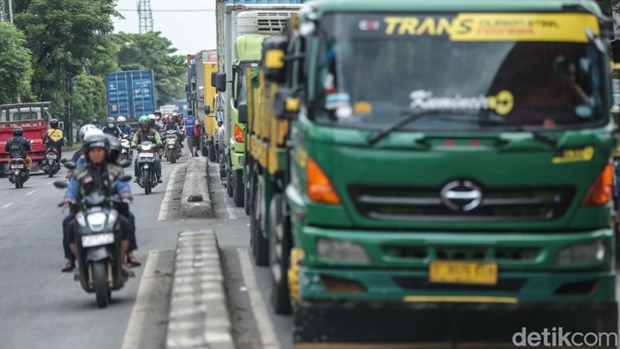 Imbas Banjir Bekasi, Jalan Raya Narogong Macet Parah Sejumlah pengendara melawan arus di Jalan Raya Narogong, Bekasi, Selasa (4/3/2025).