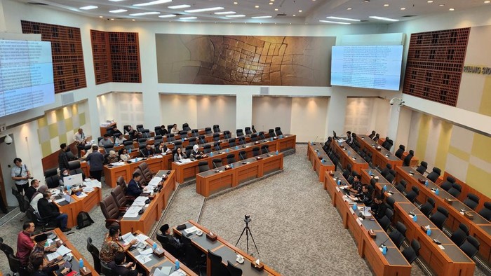 Komisi I DPR menggelar rapat dengar pendapat umum (RDPU) bersama Imparsial dan SETARA Institute di kompleks parlemen, Senayan, Jakarta, Selasa (4/3/2025).