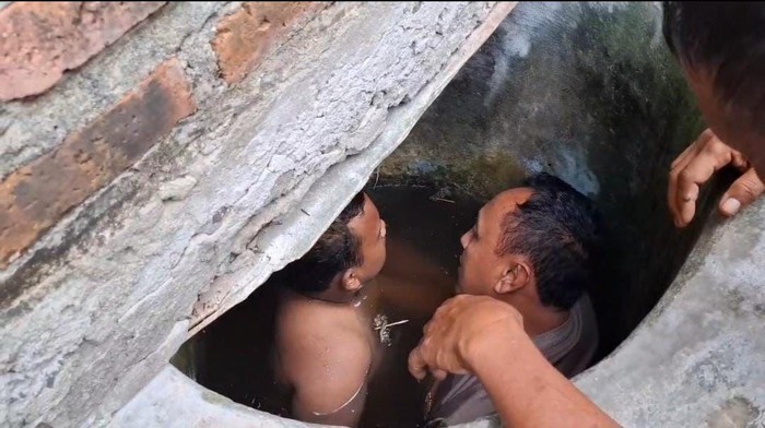 Ipda Purnomo masuk ke dalam sumur untuk membujuk pemuda Lamongan yang nekat mau bunuh diri.