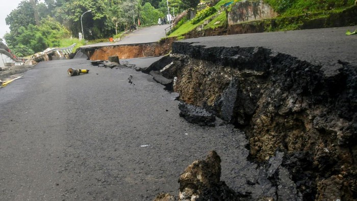 Warga merekam video lokasi jalan yang ambles di jalan Saleh Danasasmita, Kota Bogor, Jawa Barat, Selasa (4/3/2025). Hujan deras dengan intensitas tinggi di wilayah Bogor pada Selasa (4/3/2025) dini hari mengakibatkan jalan utama menuju Stasiun Batu Tulis, Kota Bogor tersebut ambles sepanjang 50 meter dan arus lalu lintas ditutup total untuk sementara waktu. ANTARA FOTO/Arif Firmansyah/agr
