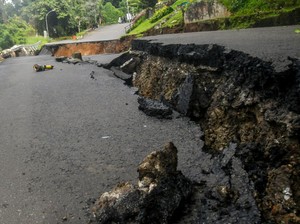 Sempat Amblas, Jalan ke Stasiun Batu Tulis Dipulihkan