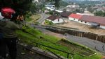 Jalan Utama Menuju Stasiun Batu Tulis Ambles