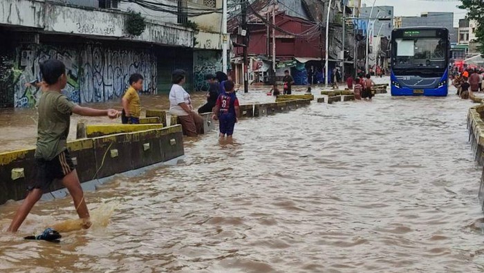 Jalan Jatinegara Barat, Jakarta Timur terendam banjir, Selasa (4/3/2025). ANTARA/Siti Nurhaliza.