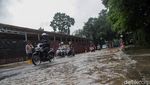 Jalan Puri Mutiara Raya Jaksel Tergenang, Lalin Macet