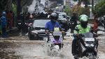 Jalan Puri Mutiara Raya Jaksel Tergenang, Lalin Macet