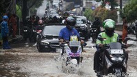 Lalu-lintas macet akibat jalan tergenang karena diberlakukan sistem buka-tutup.  