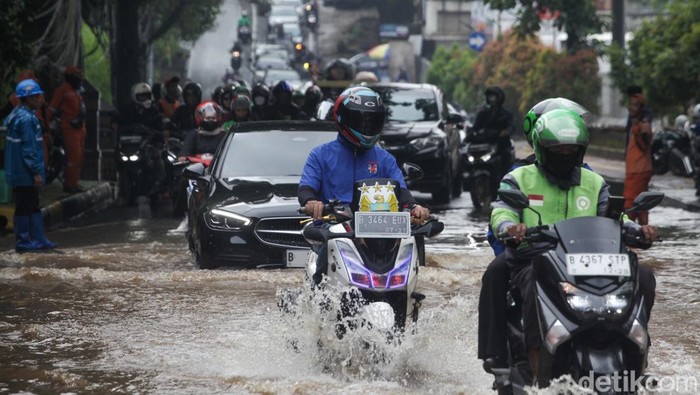 Jalan Puri Mutiara Raya Jaksel Tergenang, Lalin Macet Jalan Puri Mutiara Raya dekat TPU Jeruk Purut, Jaksel, tergenang pagi ini. Lalu-lintas macet.