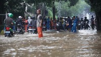 Polisi, pasukan biru, dan pasukan oranye berjaga di lokasi mengatur lalin.   