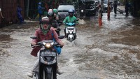 Jalan ini berada di cekungan dekat aliran Kali Krutut sehingga sering tergenang saat hujan deras.  