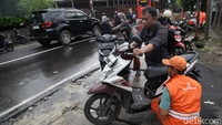 Sejumlah sepeda motor mengalami gangguan mesin akibat menerobos banjir.