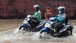 Jalan Puri Mutiara Raya Jaksel Tergenang, Lalin Macet