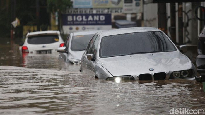 Jalan Raya Pekayon, Kota Bekasi, Jawa Barat, banjir setinggi 1 meter. Akibatnya lalu lintas terputus.