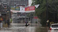 Banjir di jalan raya ini mencapai 1 meter sehingga mengakibatkan akses jalan Pekayon-Jati Asih putus.