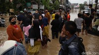 Banjir disebabkan meluapnya Kali Bekasi yang merupakan air kiriman dari Bogor.