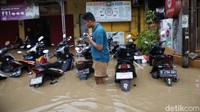 Sejumlah mobil dan motor tampak terendam.
