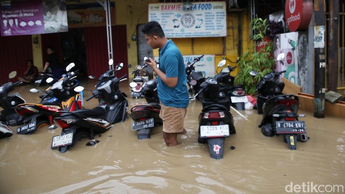 Jalan Raya Pekayon Banjir, Lalu Lintas Terputus Jalan Raya Pekayon, Kota Bekasi, Jawa Barat, banjir setinggi 1 meter. Akibatnya lalu lintas terputus.