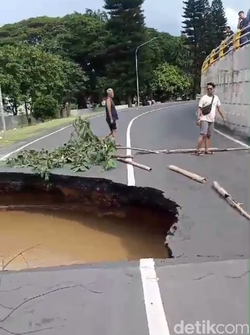 Jembatan Kemang Pratama Ambles. (Dok Istimewa)