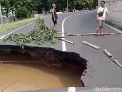 Video Jembatan Kemang Pratama Bekasi Amblas Digerus Banjir