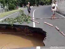 Video Jembatan Kemang Pratama Bekasi Amblas Digerus Banjir