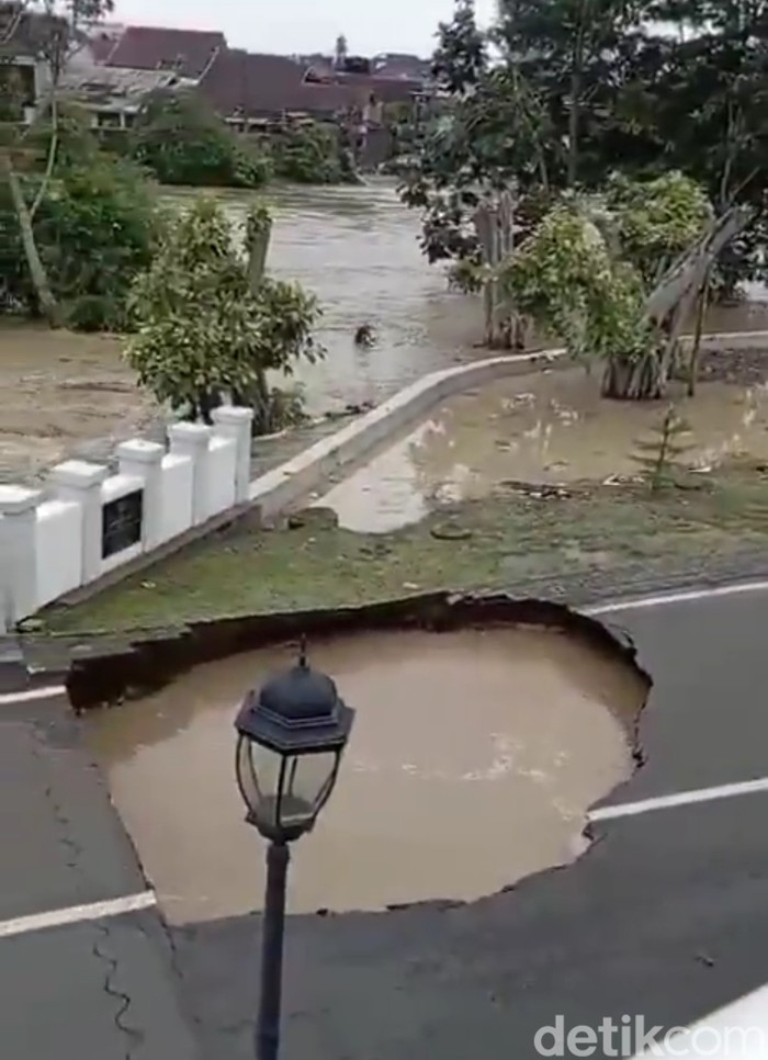 Jembatan Kemang Pratama Ambles. (Dok Istimewa)