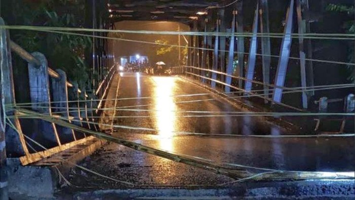 Jembatan Pangkalan Jalan Raya Badami-Loji ambles