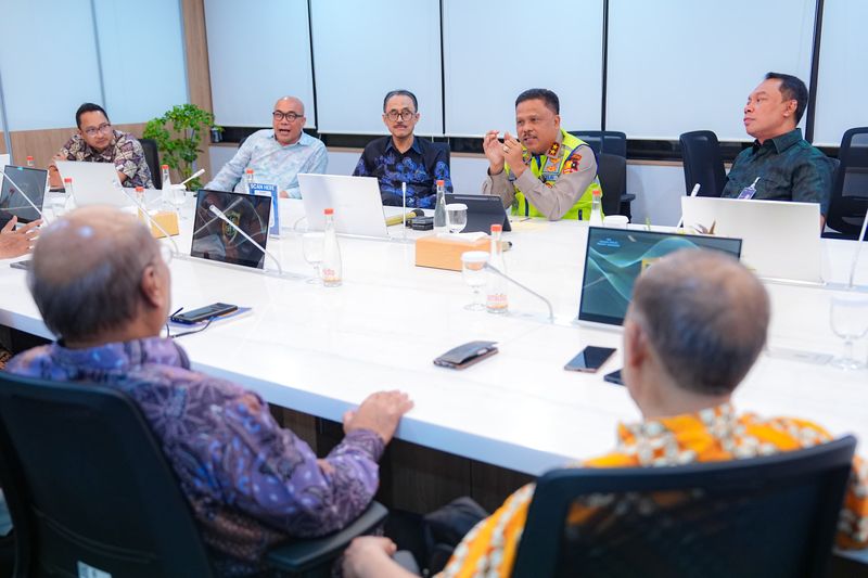 Kakorlantas Irjen Agus Suryo Nugroho menggelar diskusi dengan sejumlah pakar transportasi di kantor Jasa Raharja, Jaksel (dok. Korlantas Polri)