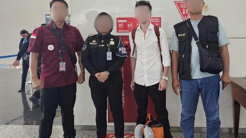 Kantor Imigrasi Singaraja mendeportasi WN Turki berinisial AK lantaran melebihi masa berlaku izin tinggal atau overstay selama 40 hari. (Foto: Dok. Imigrasi Singaraja)