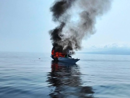 Kapal nelayan terbakar di Perairan Gili Meno, Lombok Utara, Selasa (4/3/2025). (Humas Polres Lombok Utara)