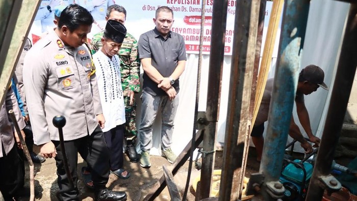 Kapolres Kediri berikan bantuan sumur bor agar Musala mendapatkan air bersih.